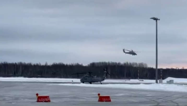 «Наши ястребы покоряют небо Латвии!» : командующий НВС показал тренировочный полет Black Hawk