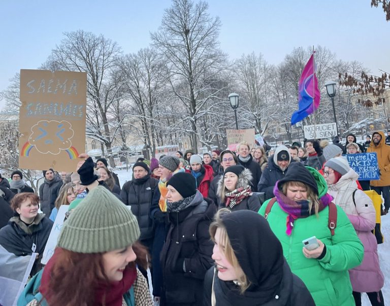 «Любовь — это не угроза»: у Сейма прошел пикет в защиту всех семей