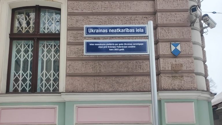 Рижская дума сама заменила табличку с названием улицы на здании посольства России