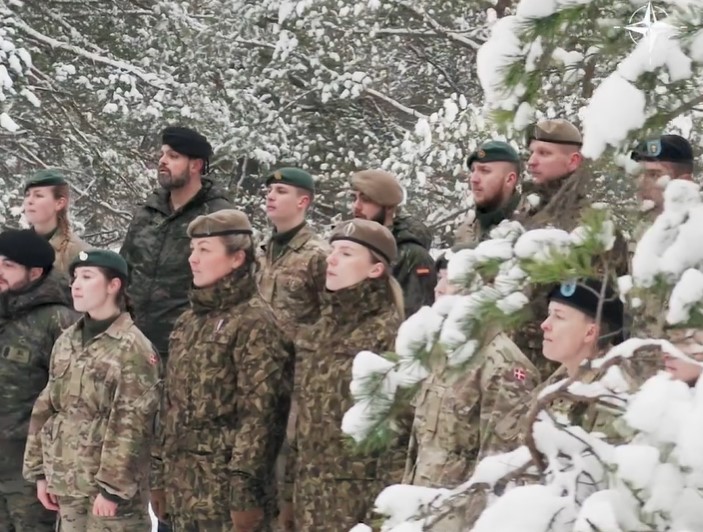 Солдаты НАТО в латвийском лесу поют украинский «Щедрик»