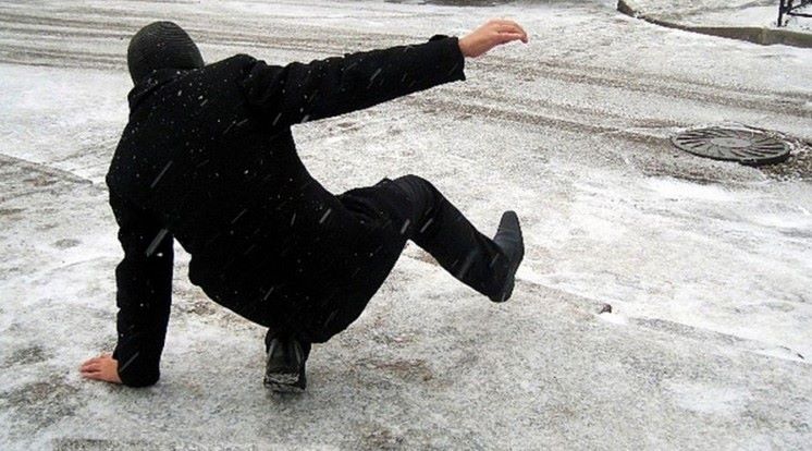Ну очень актуально! Как ходить по улицам в гололед, чтобы избежать травм