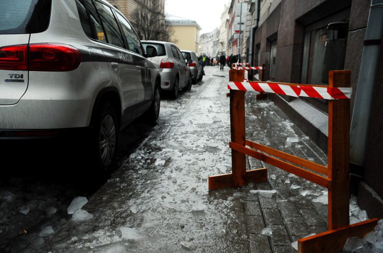 Скользкие улицы — за сезон в Риге уже 38 человек пострадали из-за падений