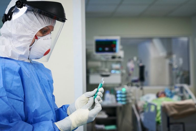 В Латвии за сутки выявлено 472 новых случая Covid-19, умерли семь человек