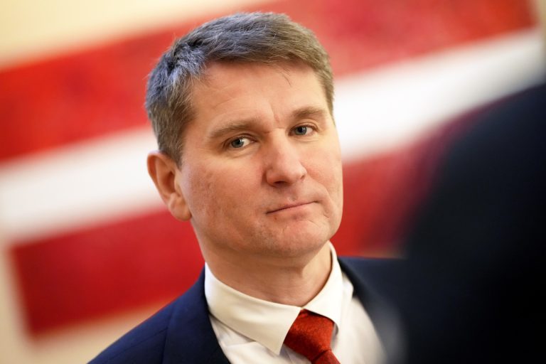 Нет детей — плати налоги: новый министр Спринджукс предложил решение демографических проблем