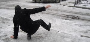 Более 80 человек обратились в травматологическую больницу после падения на скользких улицах