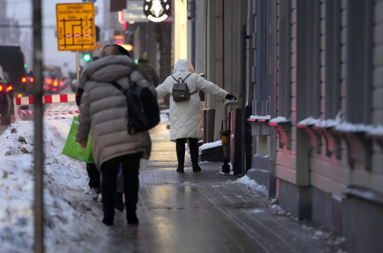 на следующей неделе похолодает. похолодало в городе. на следующей неделе похолодает. похолодание. москва снег русские девушки.