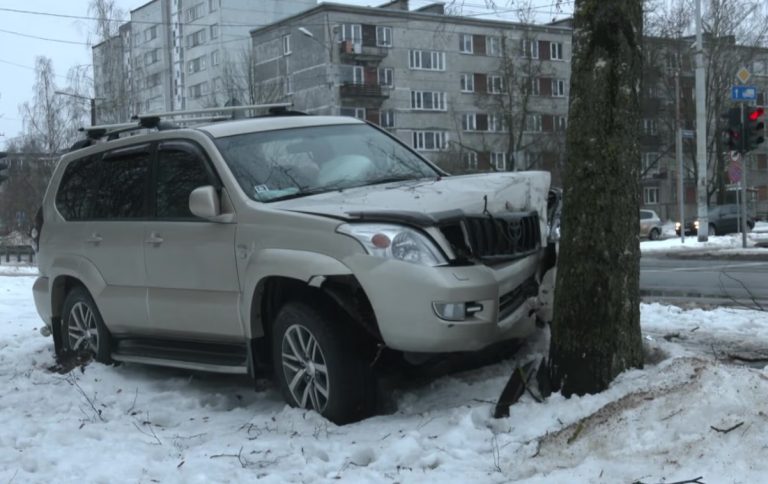 ДТП в Кенгарагсе: чтобы не задавить пешехода, водитель Toyota врезался в дерево