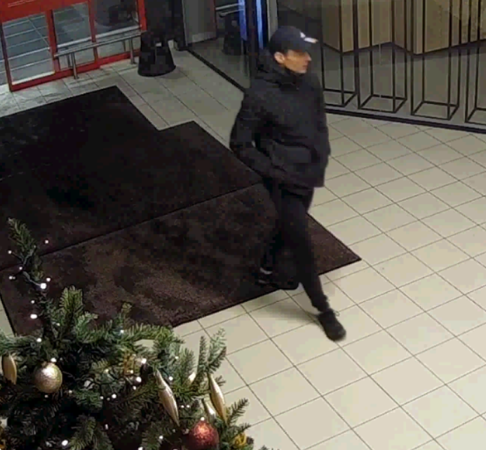 Молодой человек разыскивается за кражу 5 бутылок коньяка на 235 евро
