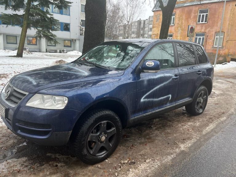Машину твиттер-конвоя в Риге разрисовали буквой Z. Полиция просит отозваться очевидцев