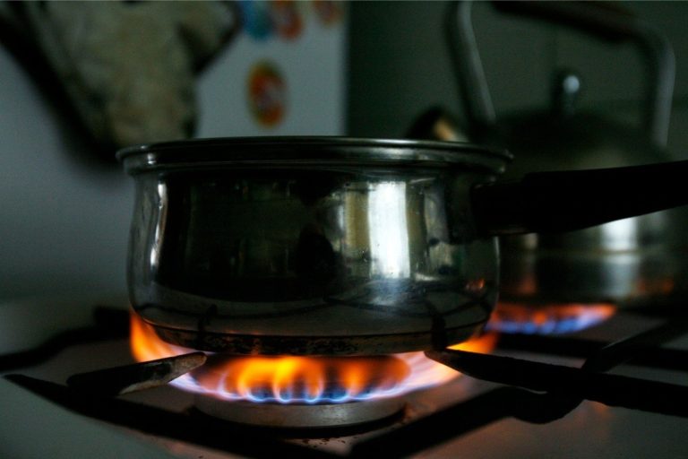 В Цесисе мужчина готовил еду и едва ну погиб в огне