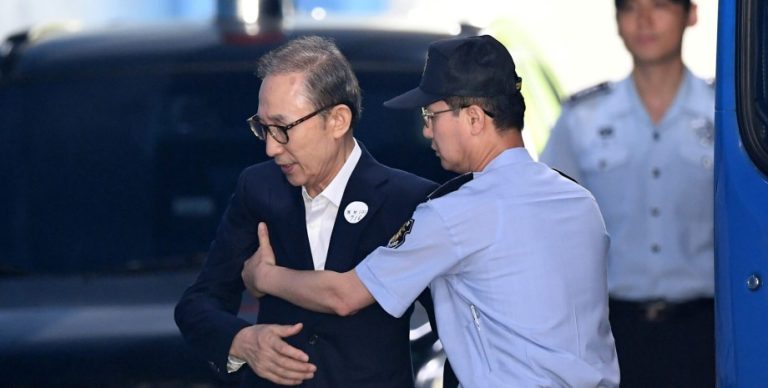Президент Южной Кореи помиловал своего предшественника, осужденного за коррупцию на 17 лет