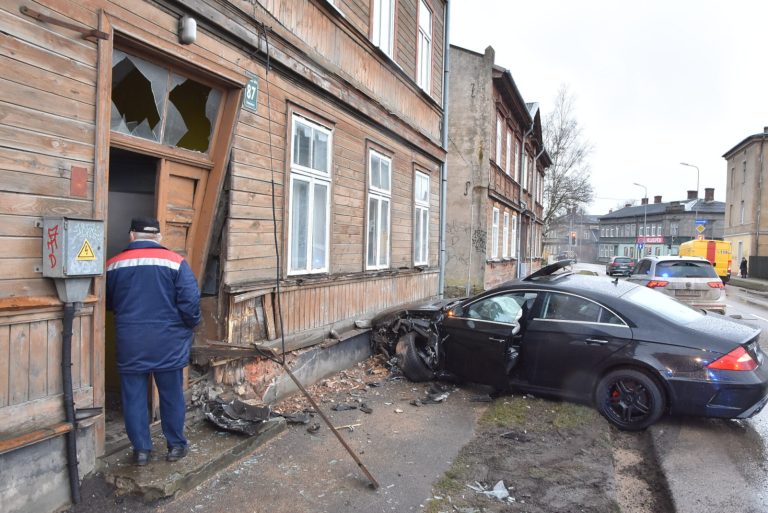 «Мерседес» протаранил двери дома в Лиепае: водитель вначале сбежал, а затем вернулся на место ДТП