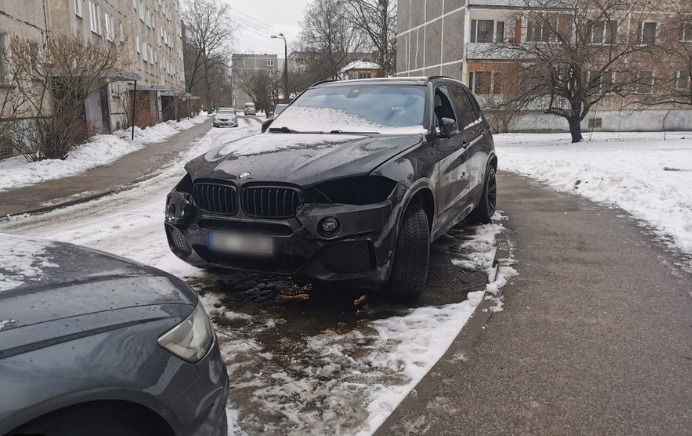 Автоворы продолжают промышлять в рижских микрорайонах — снимают фары и разбивают окна