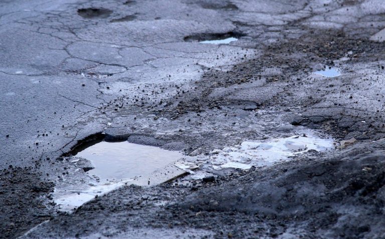 Ежегодная акция началась! Рижан призвали сообщать об опасных выбоинах на дорогах