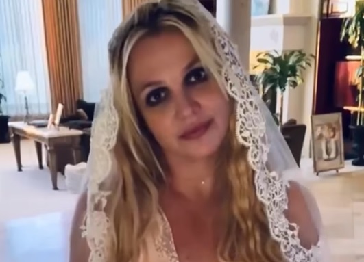 «Я вышла замуж за себя!»: Бритни Спирс продолжает удивлять поклонников