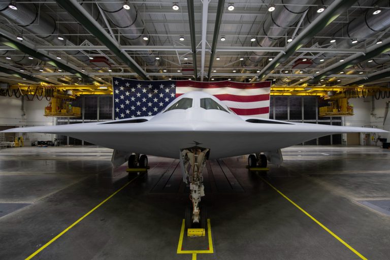 США представили бомбардировщик-невидимку нового поколения