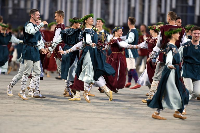 Оппозиция настаивает на отказе от привилегий при покупке билетов на Праздник песни