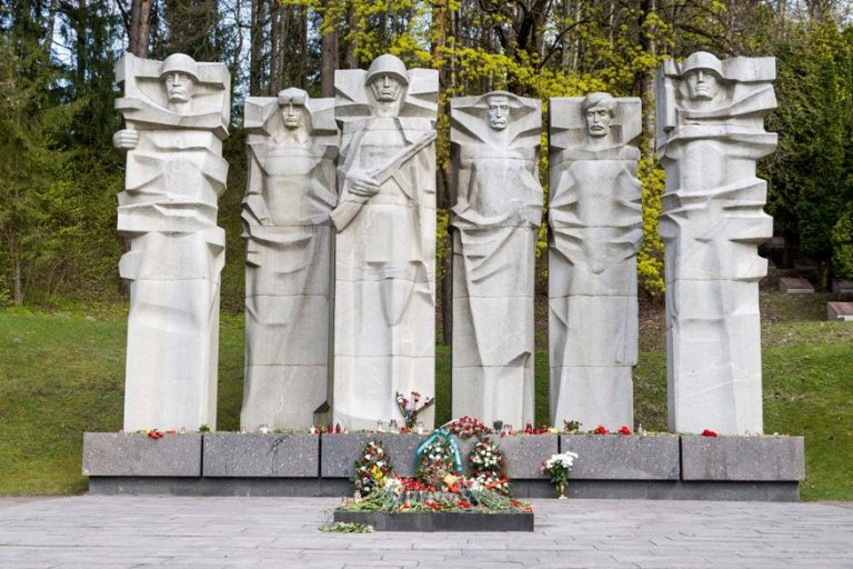 На Антакальнисском кладбище в Вильнюсе начинается демонтаж памятников советским солдатам
