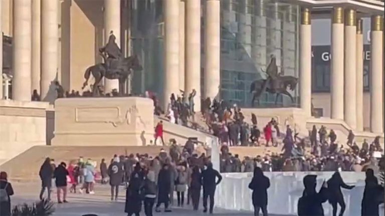 В Монголии демонстранты штурмуют дом правительства в Улан-Баторе