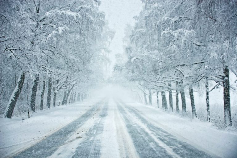 Движение по дорогам Латвии затруднено из-за снега и гололеда