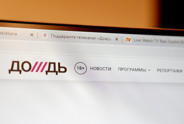 Спецслужбы Латвии хотят внести ведущего «Дождя» в черный список
