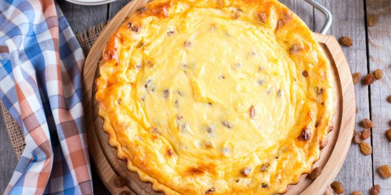 Готовим очень вкусный пирог с творогом из слоёного теста: пошаговый рецепт