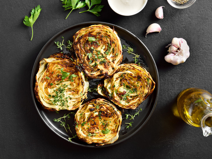 Диетично и очень вкусно: как приготовить стейки из капусты