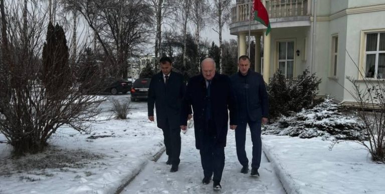 Лукашенко пришел пешком на саммит ЕАЭС в Бишкеке — его Mercedes не завелся