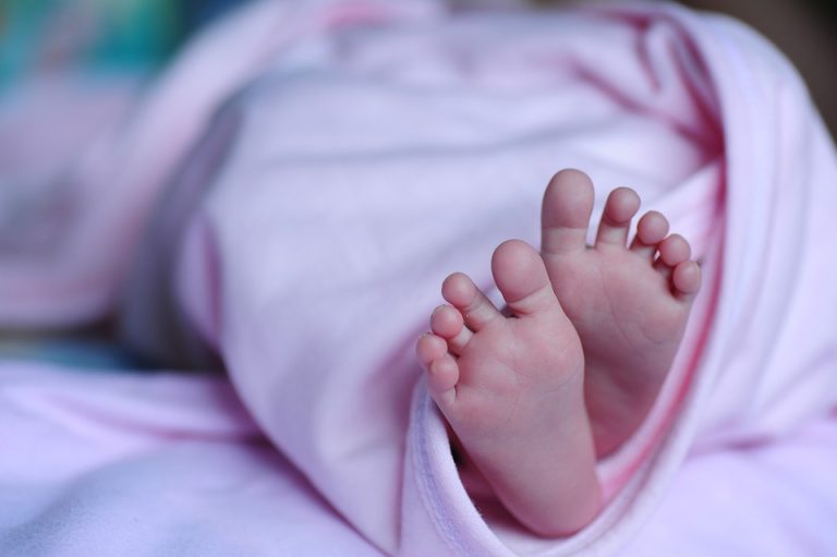 В Рижском роддоме первой в 2023 году родилась девочка