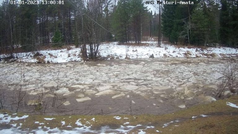 Погодные условия ухудшились — уровень воды в реках Латвии «опасно» растет