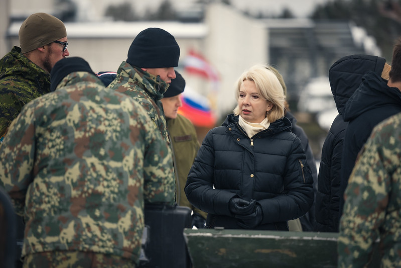 Глава Минобороны: людей, готовых пойти в профессиональную армию, становится все меньше