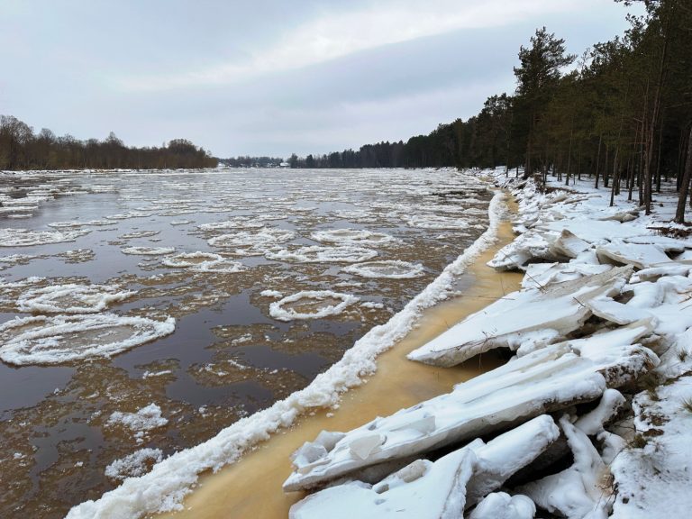 Во вторник температура в Латвии поднимется выше нуля, местами ожидается ледяной дождь