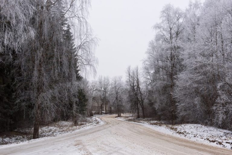 Во многих местах Латвии затруднено движение из-за снега и льда