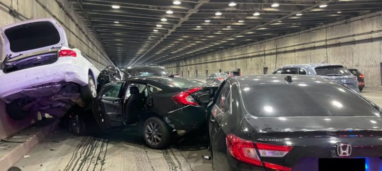 Беспилотная Tesla спровоцировала аварию-«паровозик»