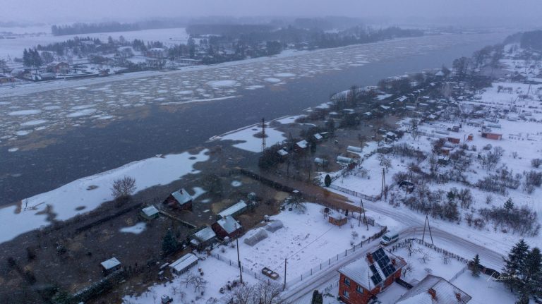 «Такой большой воды наши бабушки не помнят!» — угроза наводнения на латвийских реках сохранится до весны
