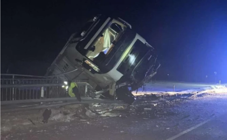 Грузовая фура попала в аварию в Балвском крае
