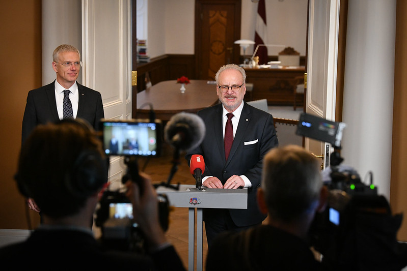 Оппозиция сомневается, что премьеру и «компании» заморозят зарплаты