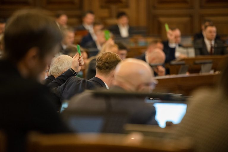 Народ настаивает! Кабмину придется рассмотреть инициативу о «замораживании» зарплат высших чинов