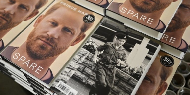 «Взрыв» продаж на книжном рынке: скандальные мемуары «Запасной» за день разошлись тиражом 1,4 млн копий