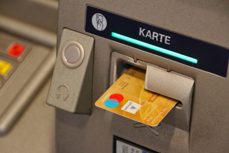 Мошенники за 2022 год выманили у клиентов крупнейших банков Латвии 12,04 млн евро