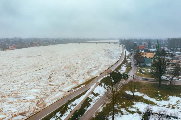 Уровень воды в Даугаве превысил высоту дамбы, воду сдерживает только бетонное ограждение