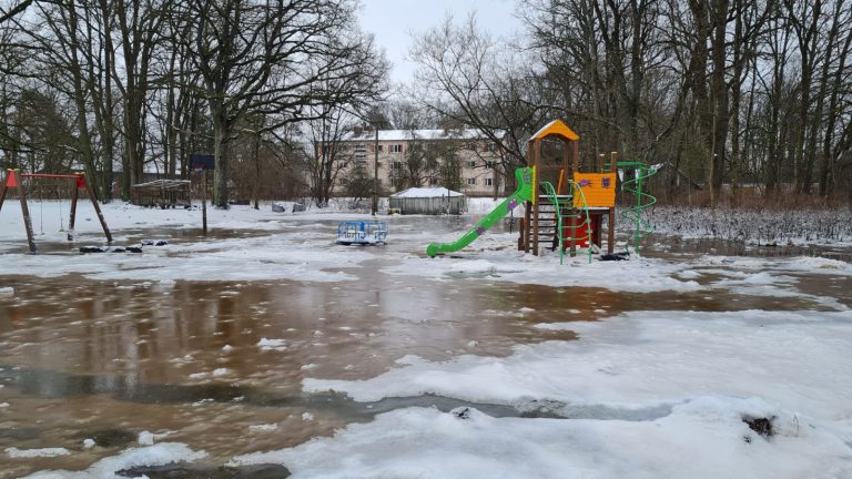 В пострадавшем от наводнения Екабпилсе на несколько дней могут быть закрыты школы