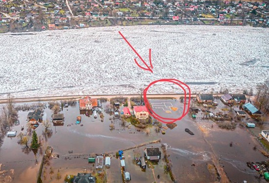 «Хочешь жить у воды — готовь якорь!»: новостройка в затопленном Екабпилсе привлекла внимание латвийцев