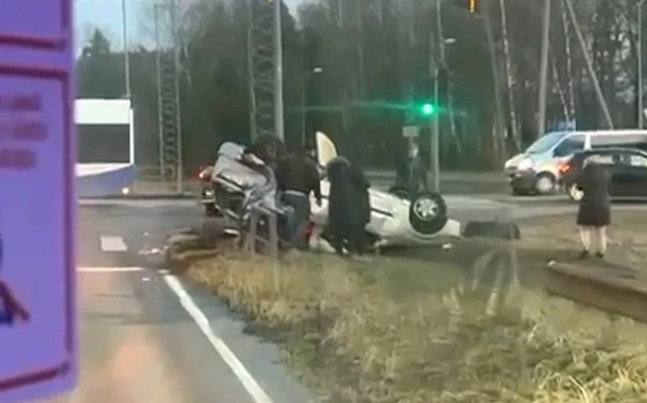 В Риге автобус столкнулся с двумя автомобилями, один из них перевернулся на крышу