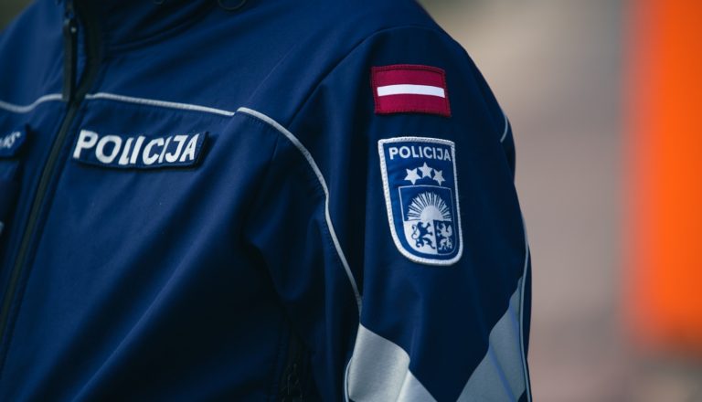 Полиции в Сигулде удалось найти пропавшую без вести — женщина замерзла, поцарапалась и потеряла телефон