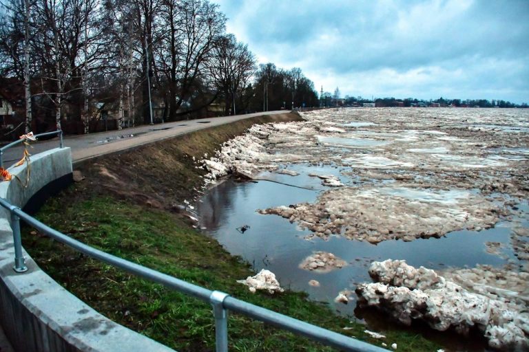 Уровень воды у Екабпилса снизился, началась откачка воды из затопленных мест