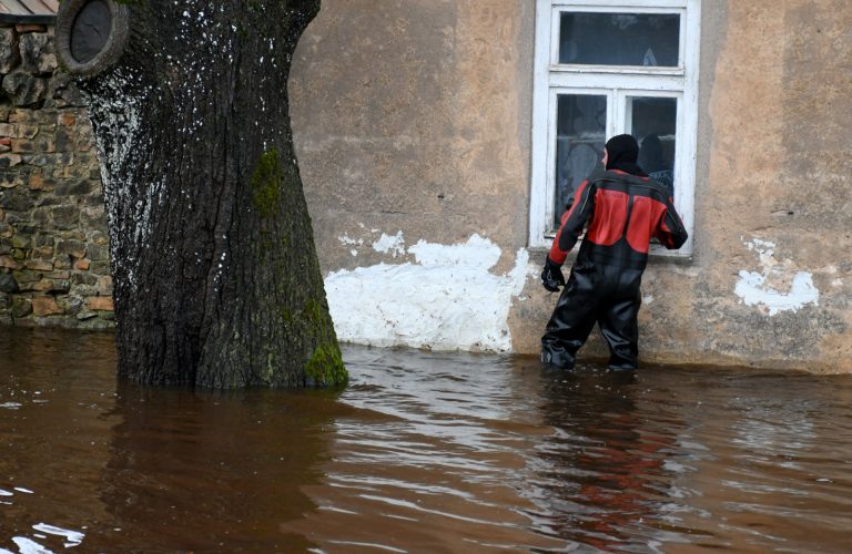 В Екабпилсе обещают до конца недели откачать воду из домов