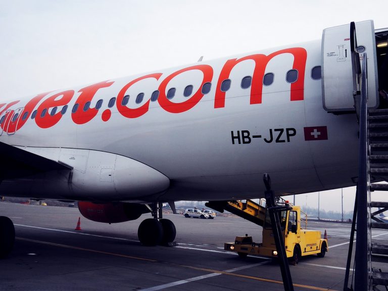 Выпил виски и схватил стюардессу за шею — пассажир EasyJet попал в тюрьму