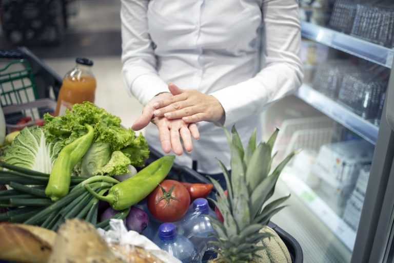 В Литве могут запретить магазинам выбрасывать продукты, не предложив их на благотворительность