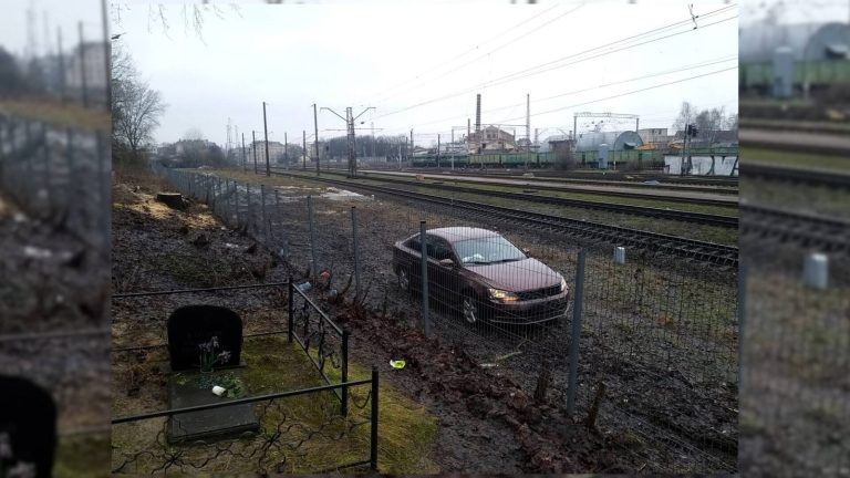 Водитель VW Jetta в Риге совершил аварию и покинул место ДТП. Брошенную машину нашли прохожие